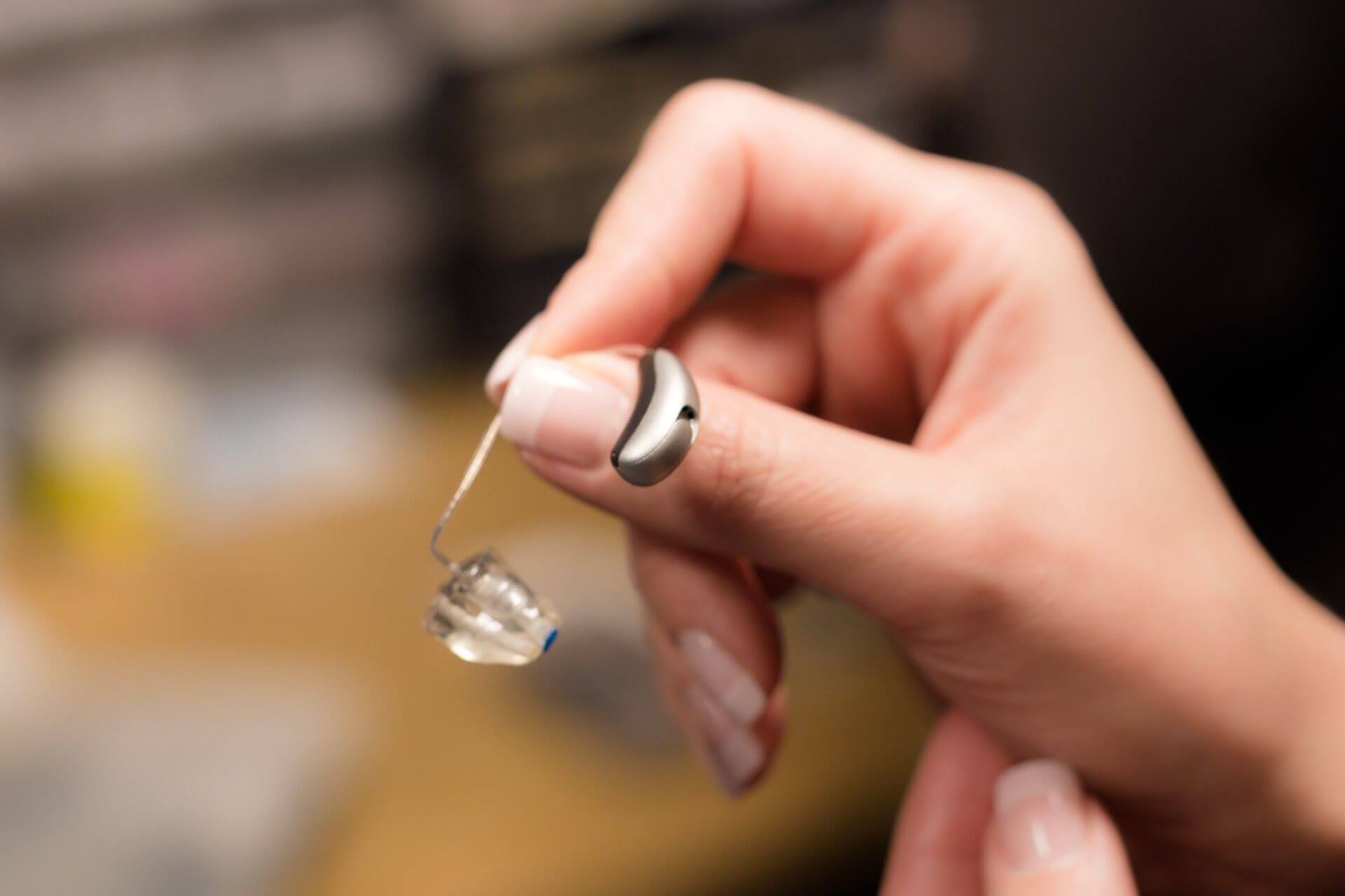 Hörsystem in der Hand